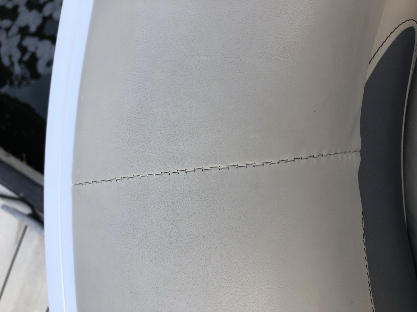 Bow cushion with a new seam